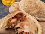Una foto de masa para empanada camaron