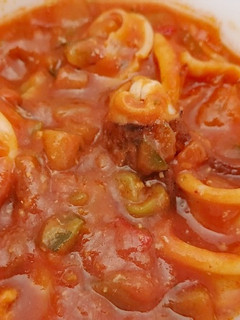 Una foto de Calamar gigante con salsa de tomate y pisto