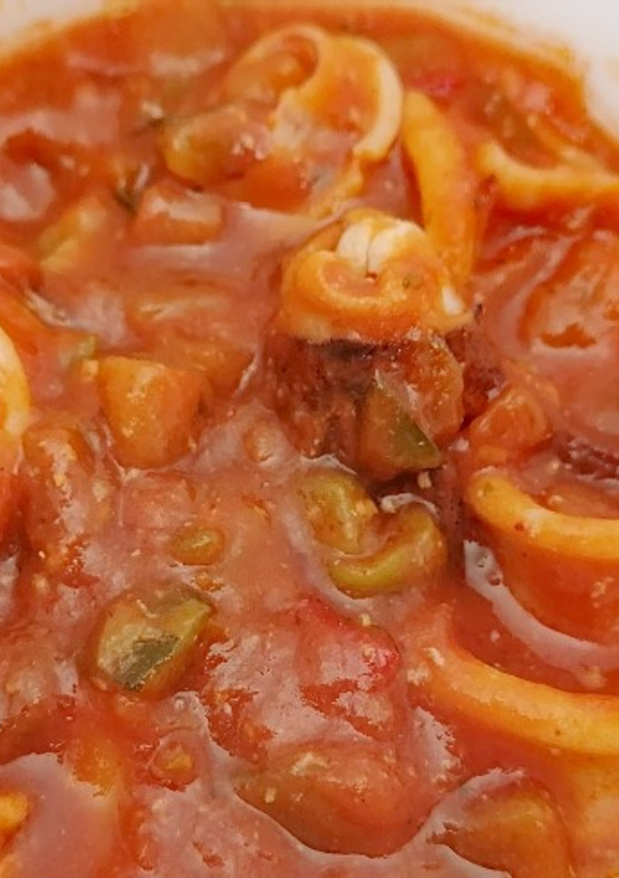 Una foto de Calamar gigante con salsa de tomate y pisto