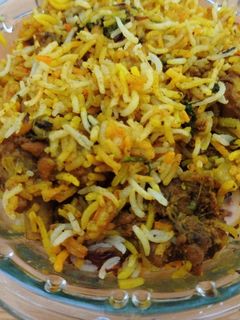 चिकन बिर्याणी (chicken birayni recipe in marathi) रेसिपी चे मुख्य फोटो 