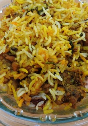 चिकन बिर्याणी (chicken birayni recipe in marathi) रेसिपी चे मुख्य फोटो 