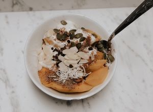 Una foto de Bowl de mango 🥭 con yogurt de vainilla, semillas de girasol 🌻 y almendras fileteadas ❤️