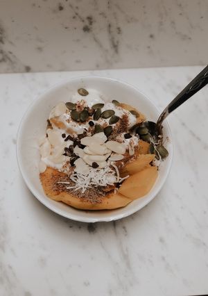 Una foto de Bowl de mango 🥭 con yogurt de vainilla, semillas de girasol 🌻 y almendras fileteadas ❤️