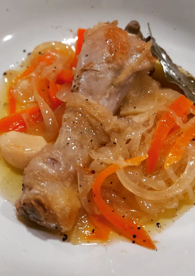 Una foto de Muslitos de pollo en mi escabeche
