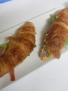 Una foto de Cruasanes rellenos de jamón salado y atún