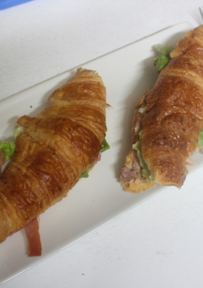 Una foto de Cruasanes rellenos de jamón salado y atún