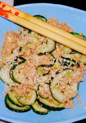 Una foto de Ensalda de pepino, atun y sésamo