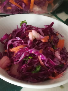 Una foto de Ensalada Fresca de Repollo Morado, Zanahoria y Piña