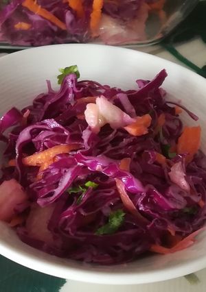 Una foto de Ensalada Fresca de Repollo Morado, Zanahoria y Piña