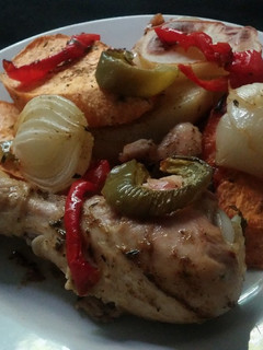 Una foto de Muslos de Pollo con papas y boniatos al horno