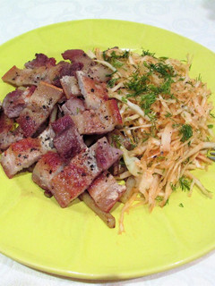 Una foto de Panceta de cerdo con patatas pajas y ensalada de col al pimentón