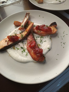 Una foto de Salmón con chutney de tomate y crema de coliflor