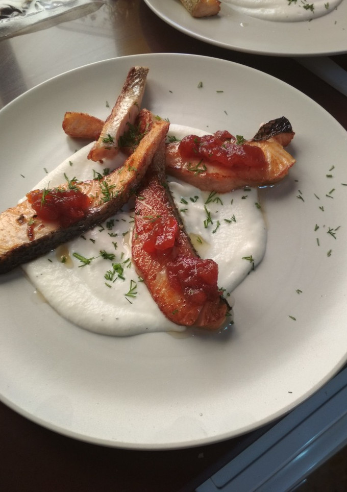 Una foto de Salmón con chutney de tomate y crema de coliflor