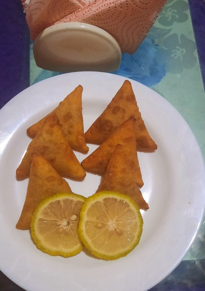 A picture of Tasty beef samosas.