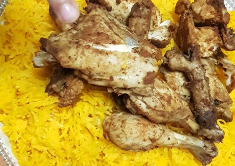 دجاج مقلي بالفلفل الأحمر والملح مع رز اصفر