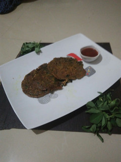 મેથી બાજરી ના ચમચમીયા (Methi Bajari Chamchamiya Recipe In Gujarati) રેસીપી મુખ્ય ફોટો