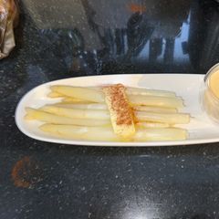 A picture of White asparagus - sous vide.