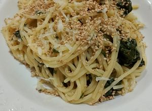 Foto di Spaghetti alle biete acciughe e sesamo tostato