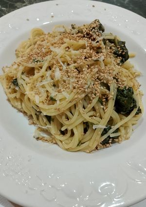 Foto di Spaghetti alle biete acciughe e sesamo tostato
