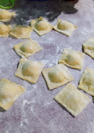 Una foto de Raviolones de mozzarella, jamón, ricota y nueces