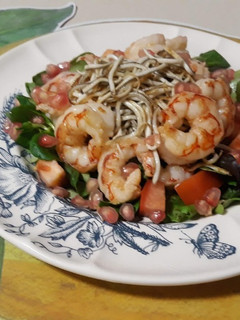 Una foto de Ensalada templada de gulas y langostinos