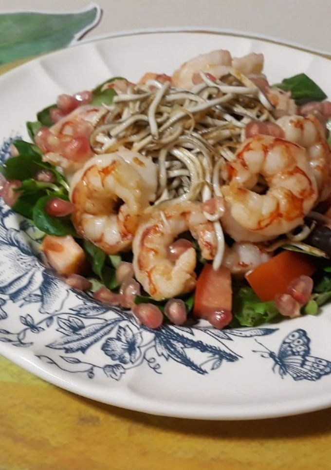 Una foto de Ensalada templada de gulas y langostinos