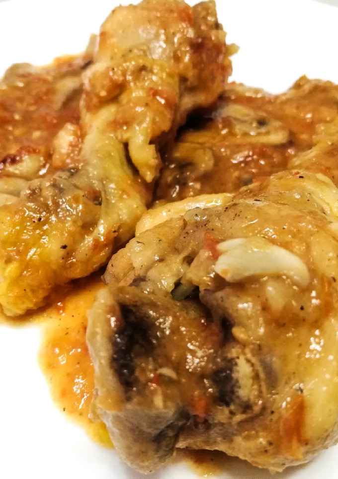 Una foto de Guiso de pollo con champiñones