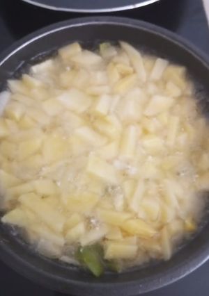 Una foto de Tortilla de patatas con cebolla y pimiento