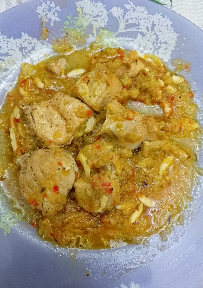 Una foto de Pollo con verduras y avellanas