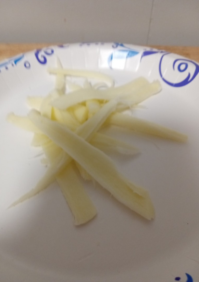 A picture of String cheese slices.