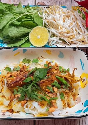 A picture of Quang-Style Noodles with Fresh Squid.