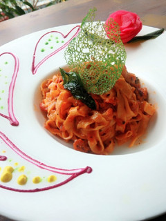 A picture of Fetochini pasta with mix souce.