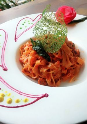 A picture of Fetochini pasta with mix souce.