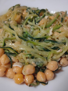 Una foto de Espaguetis de calabacín con garbanzos y queso de cabra