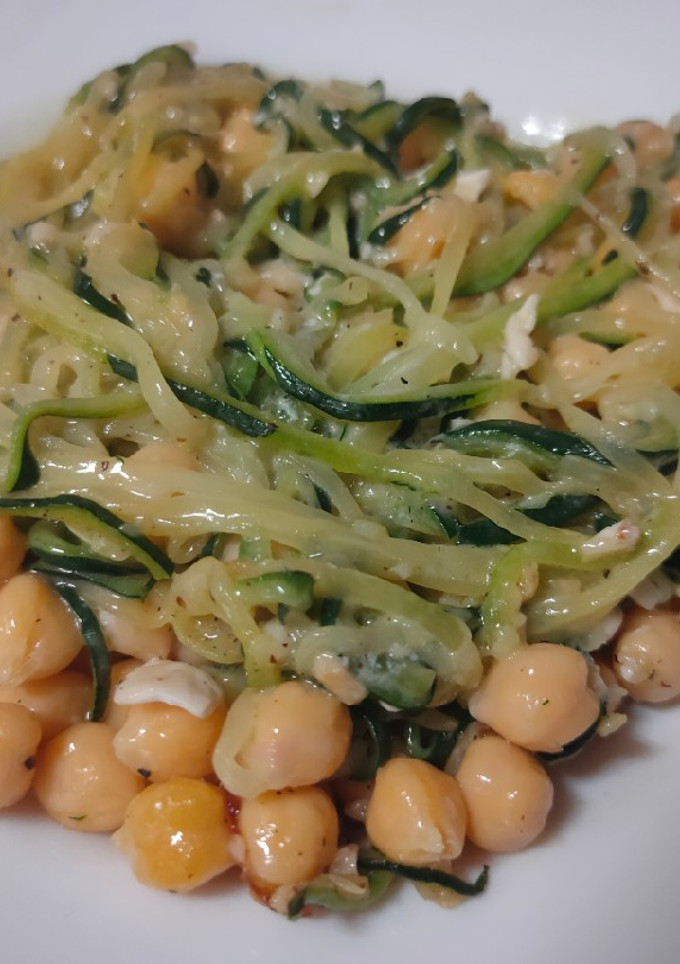 Una foto de Espaguetis de calabacín con garbanzos y queso de cabra