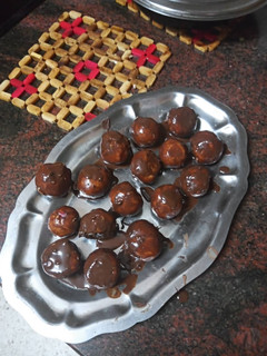 Una foto de Trufas de polvorones y galletas rellenas de guindas