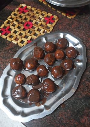 Una foto de Trufas de polvorones y galletas rellenas de guindas