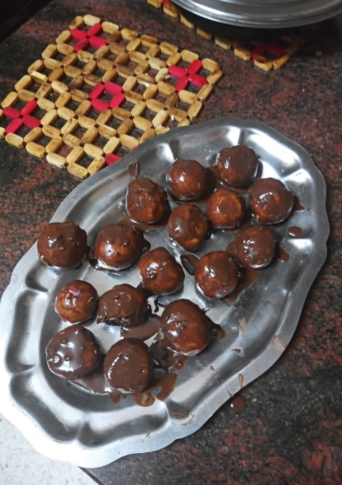 Una foto de Trufas de polvorones y galletas rellenas de guindas