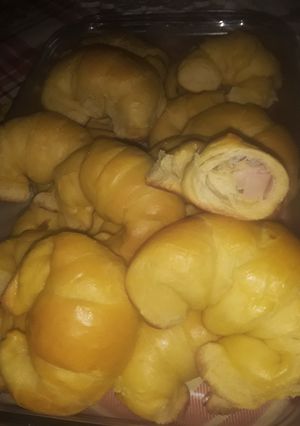 Una foto de Medialunas saladas rellenas sin hojaldre