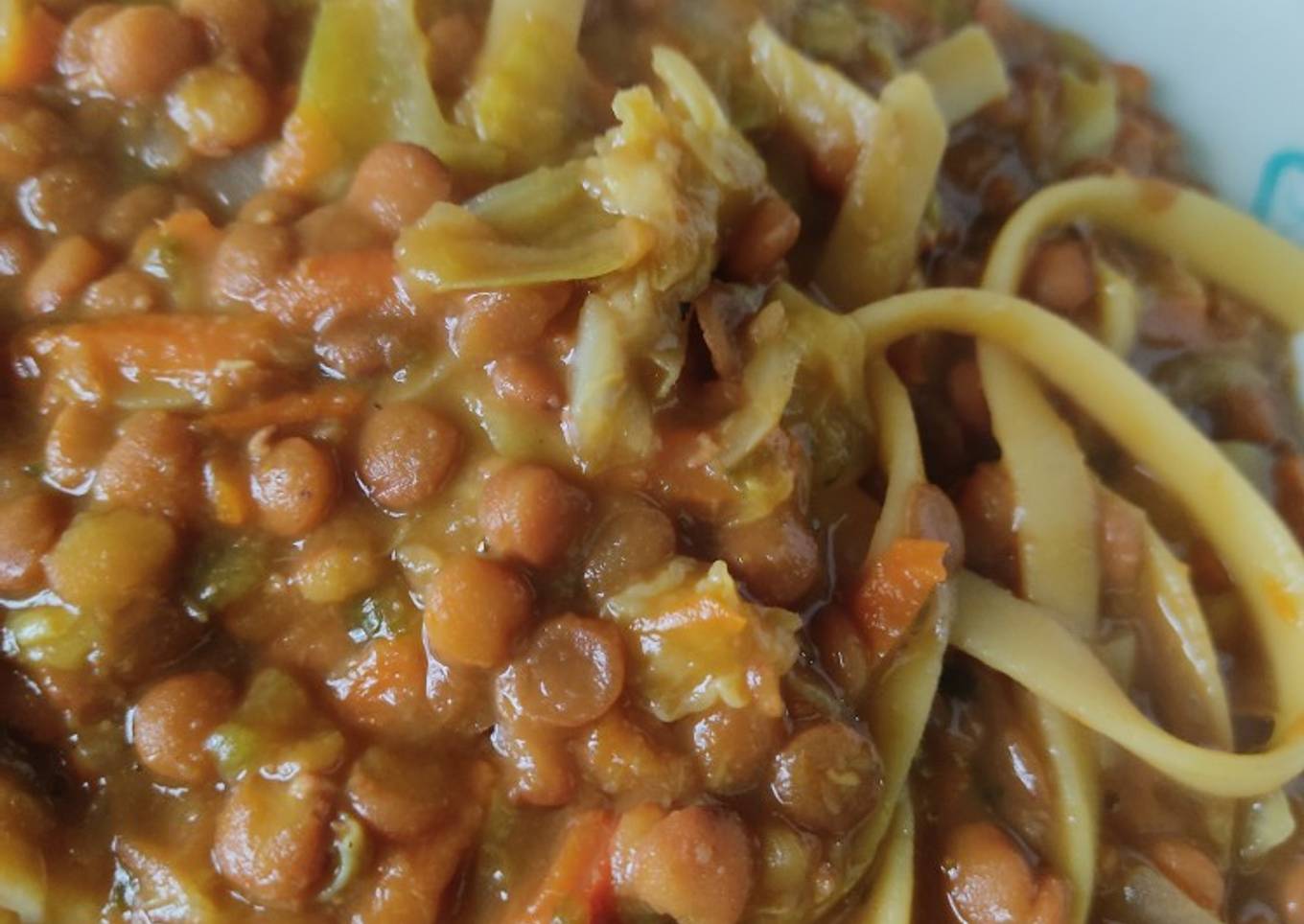 Lentejas con verduras y fideos