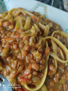 Una foto de Lentejas con verduras y fideos
