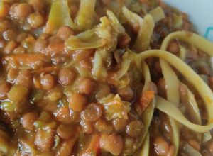 Una foto de Lentejas con verduras y fideos