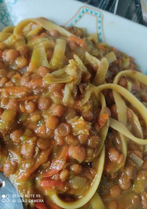 Una foto de Lentejas con verduras y fideos