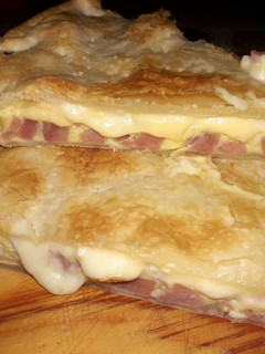 Una foto de Tarta de jamón y queso con colitas de fiambre