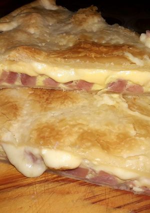Una foto de Tarta de jamón y queso con colitas de fiambre