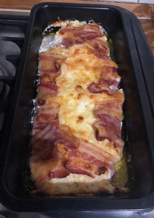 Sajtos, tejfölös, baconos csirke megsütve recept fotója