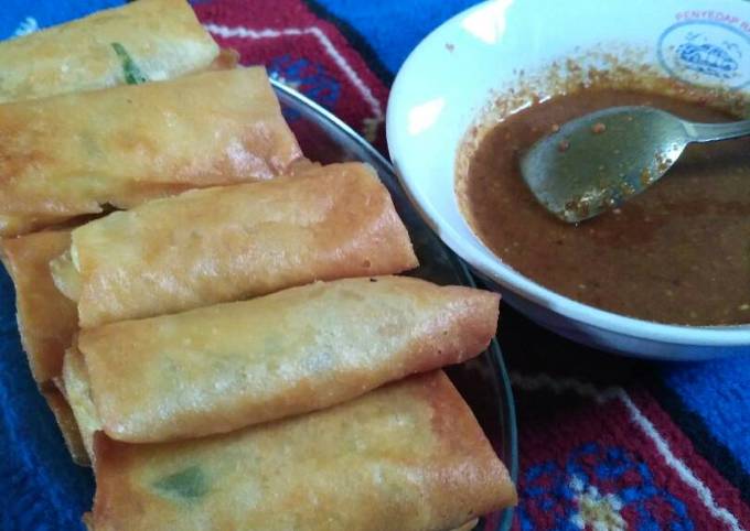 Lumpia isi tahu cocol sambel pecel