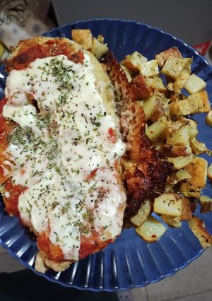 Una foto de Milanesas de pollo con papas al horno