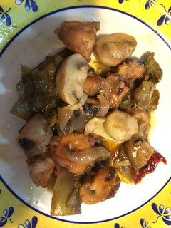Una foto de Pulpo con alcachofas y champiñones