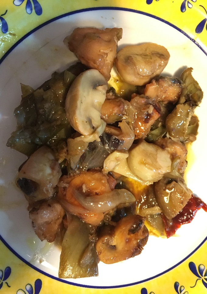 Una foto de Pulpo con alcachofas y champiñones